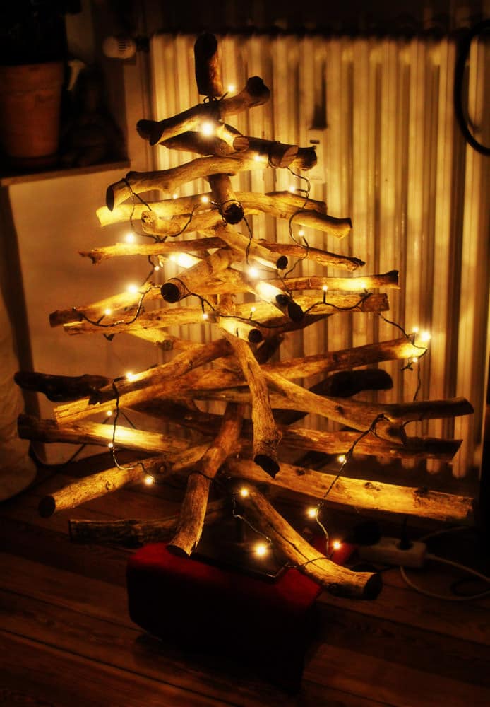 Ein Weihnachtsbaum aus Ästen