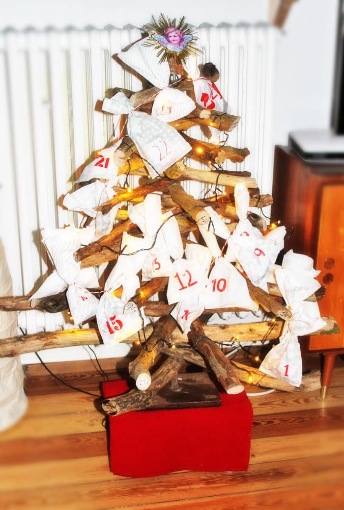Ein Weihnachtsbaum aus Ästen