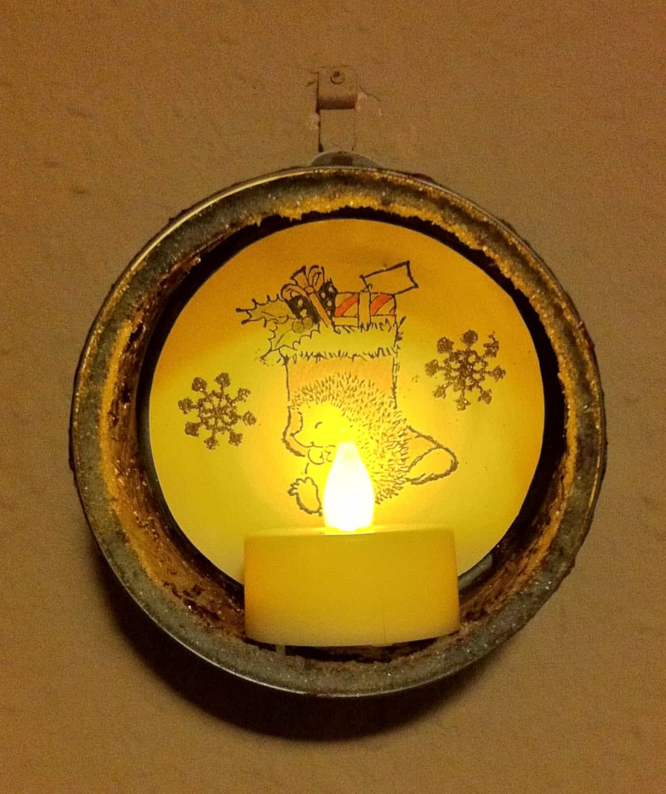 weihnachtliches Windlicht aus Recycling-Material
