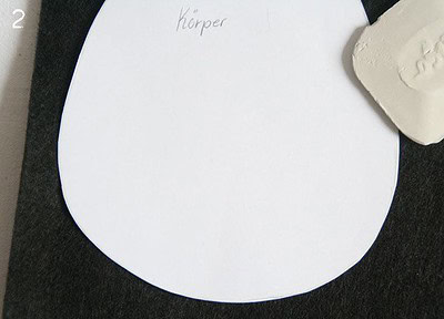 Handgezeichnete Körperform auf Papier, geeignet für kreative Bastel- oder Nähprojekte, mit dem Wort 'Körper' geschrieben.