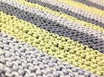 Eine Decke mit Diagonalstreifen stricken