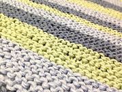 Eine Decke mit Diagonalstreifen stricken