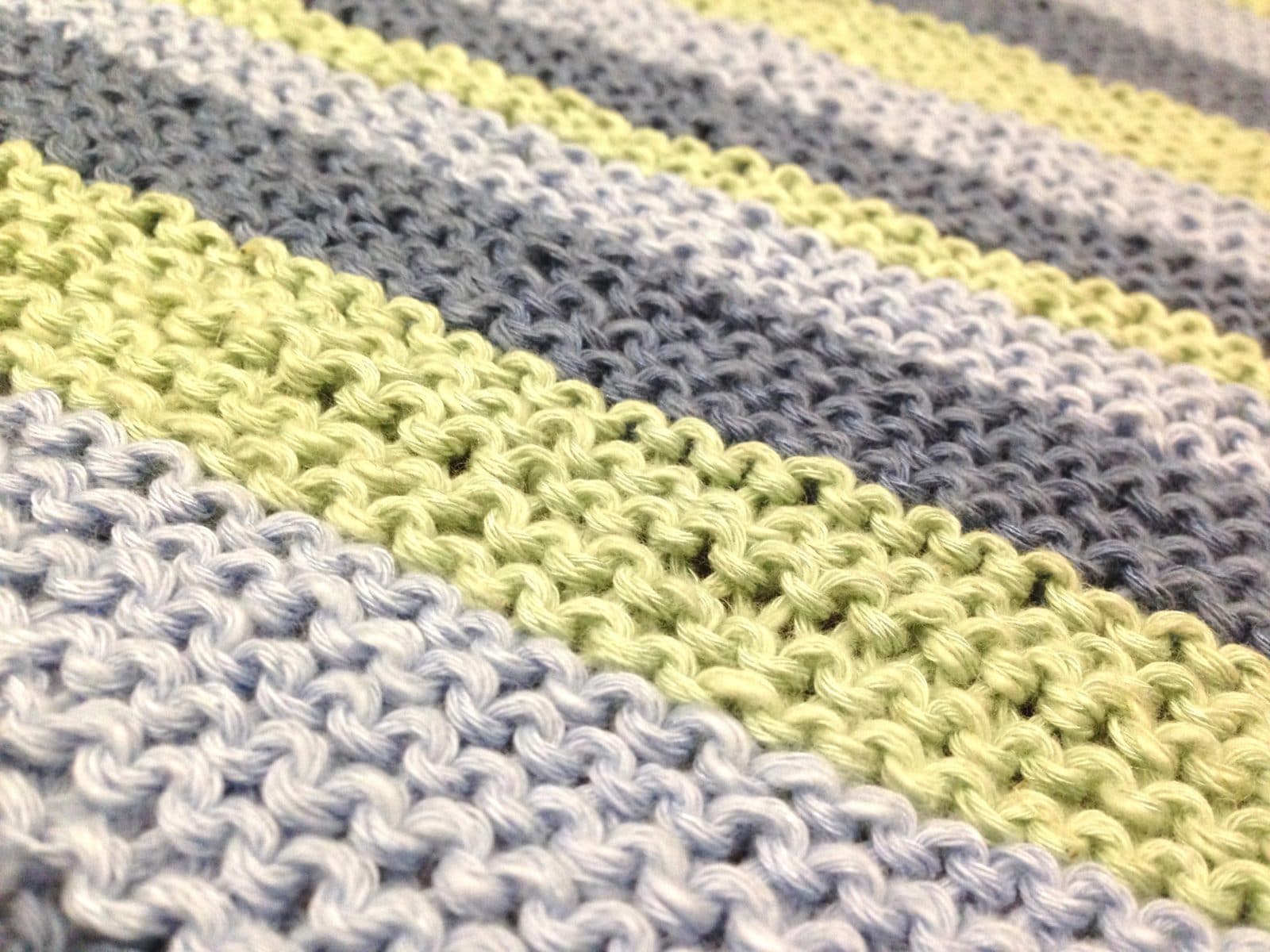 Eine Decke mit Diagonalstreifen stricken