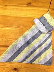 Eine Decke mit Diagonalstreifen stricken