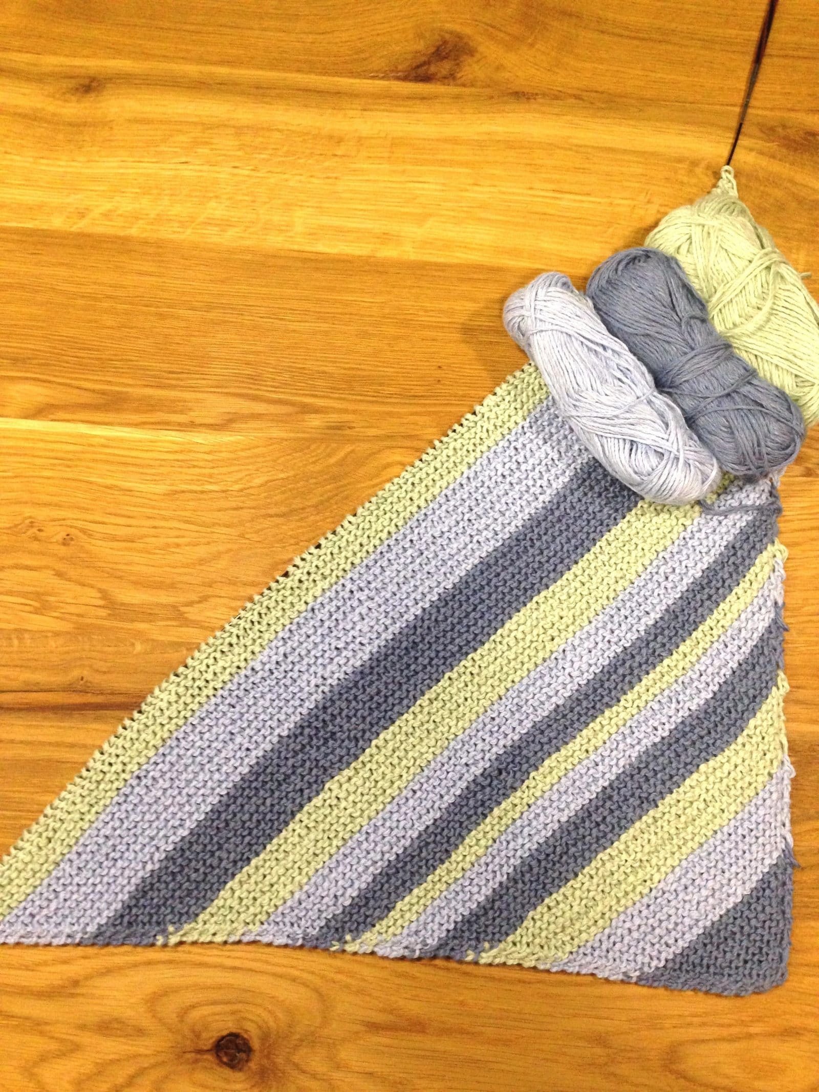 Eine Decke mit Diagonalstreifen stricken