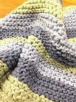 Eine Decke mit Diagonalstreifen stricken