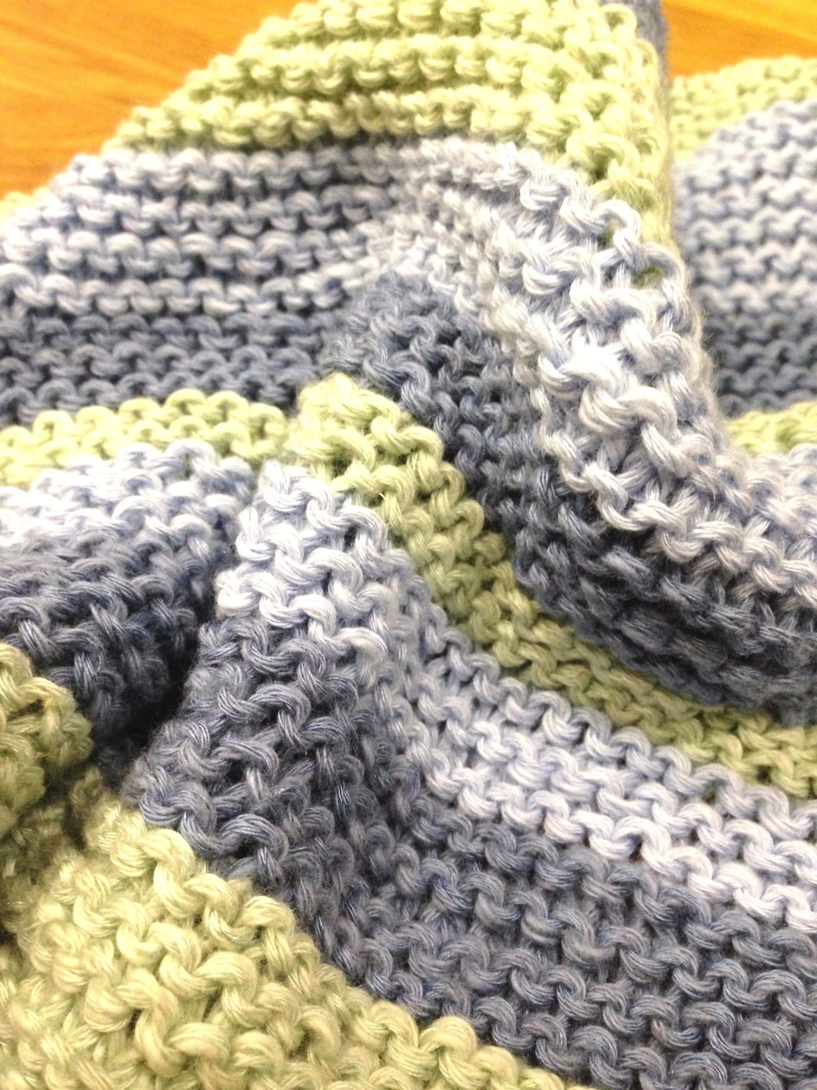 Eine Decke mit Diagonalstreifen stricken