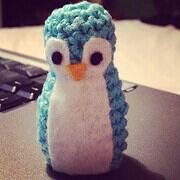 Kuscheliger handgemachter Pinguin aus Filz mit orangenem Schnabel und schwarzen Augen, ideal für Dekoration oder als Geschenk bei Handmade Kultur.