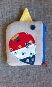 Kreativer Stoffbeutel mit Herzmotiv, handgefertigt aus bunten Stoffen, ideal für nachhaltige Einkäufe und als Geschenk, mit praktischer Reißverschlussöffnung.