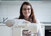 Frau beim Nähen mit Nähmaschine, kreative Handarbeit, DIY, Textilgestaltung, Handgemacht, Nähzubehör, Hobby, Nähkunst, kreative Projekte, Handmade Kultur.