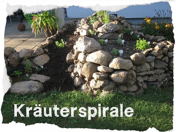 Kräuterspirale aus Natursteinen