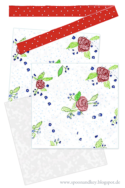 Zwei handgemachte Topflappen mit Blumenmuster, die zum Nähen von Topflappen geeignet sind, mit rotem Polsterband mit weißen Punkten.