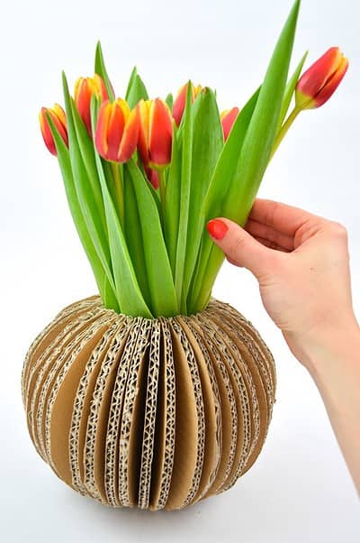 Upcycling-Vase aus Wellpappe