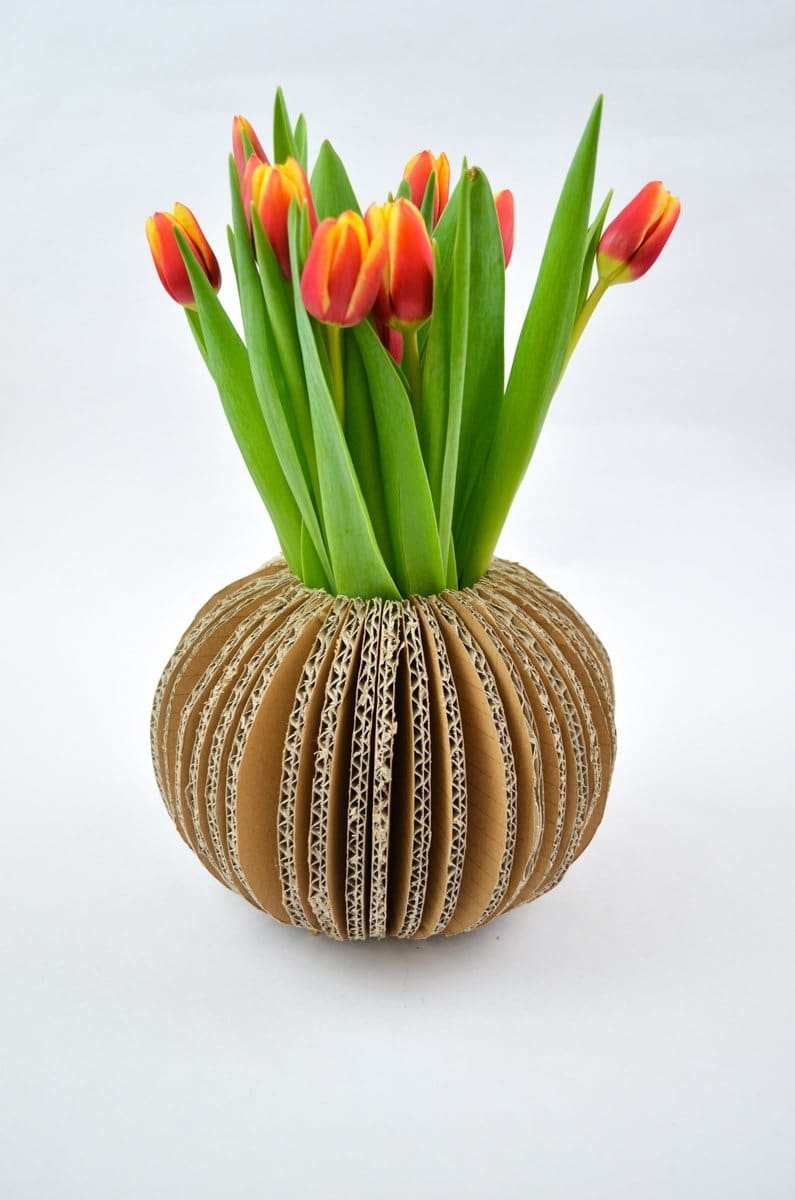 Upcycling-Vase aus Wellpappe