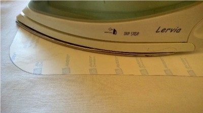 Lervia Dampfbügeleisen, das auf einem Bügelbrett steht, bereit zum Bügeln von Kleidung, mit sichtbaren Bedienelementen und Markierung.
