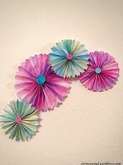 Papierfächergirlande mit Aquarellfarben