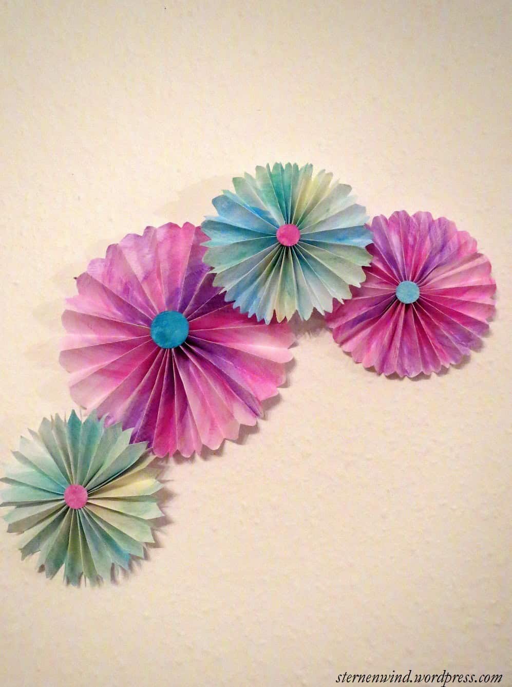 Papierfächergirlande mit Aquarellfarben