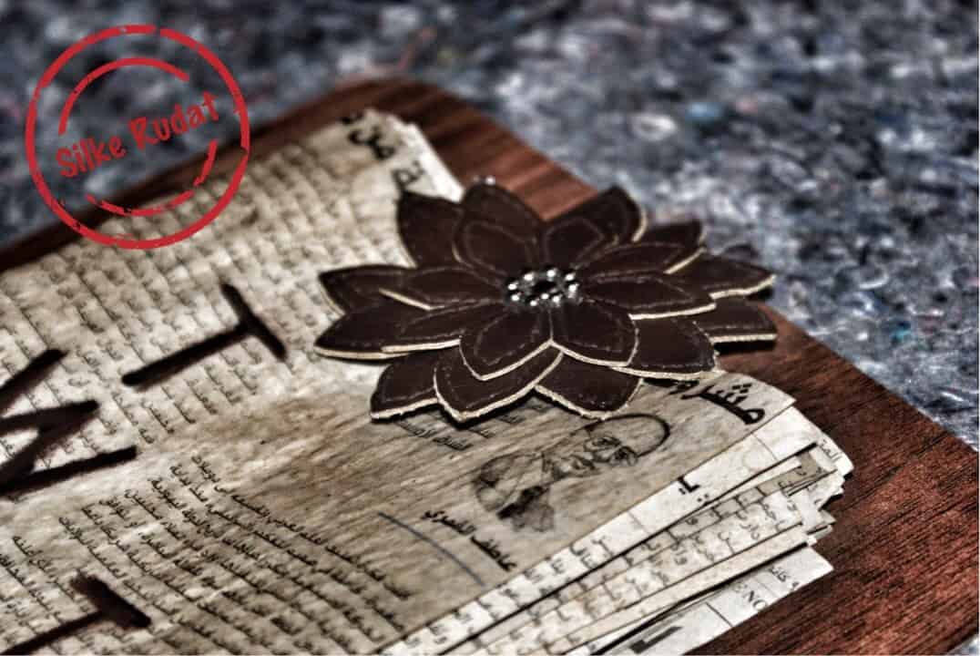 Kalender aus beschichtetem, vergilbtem Zeitungspapier