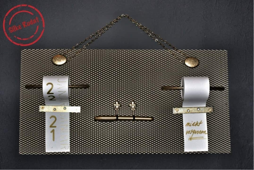 Kalender und Notizen in Messing