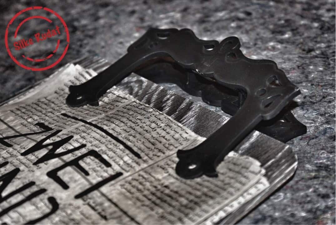 Kalender aus beschichtetem, vergilbtem Zeitungspapier