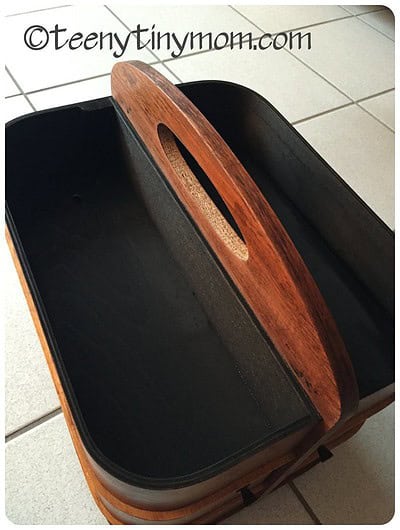 Elegante Ladestation aus Holz für kabellose Geräte und Kabelmanagement, passend für modernes Zuhause oder Büro, reduziert Kabelsalat und sorgt für Ordnung.
