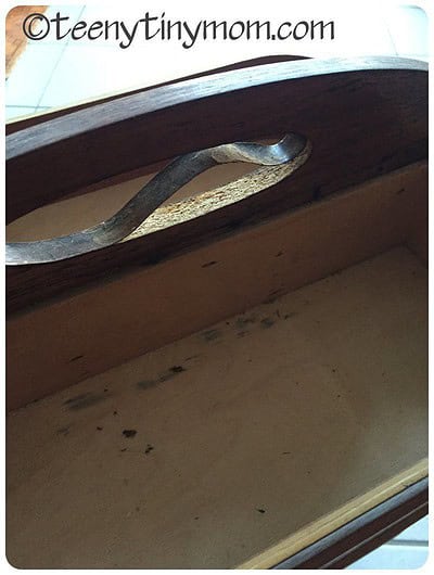 Alte Schublade mit Kabelhalter, der Kabelsalat vermeidet, im Rahmen des Beitrags Ladestation statt Kabelsalat. Handgemachte Kultur.