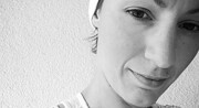 Nahaufnahme eines jungen Menschen mit kurzen Haaren, der einen sanften Ausdruck zeigt, ideal für Bilder zu kreativen und handgemachten Kunstprojekten.