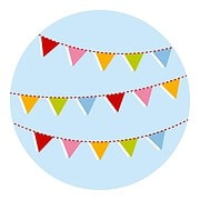Bunte Stoffgirlanden in Rot, Pink, Gelb, Grün und Blau hängen an roten Schnüren, ideal für Handgemachtevents und kreative Dekorationen.