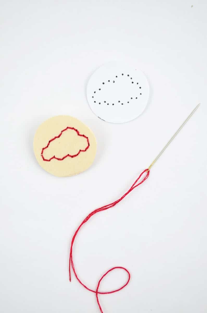 Bestickte Wolken-Brosche aus Balsaholz