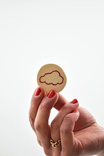 Bestickte Wolken-Brosche aus Balsaholz