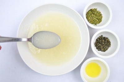 Zubereitung eines Grüntee-Mate-Peelings mit grünen Kräutern, Öl und Wasser für äußere Schönheit, passend zum Beitrag "Grüntee-Mate-Peeling für die äußere Schönheit".