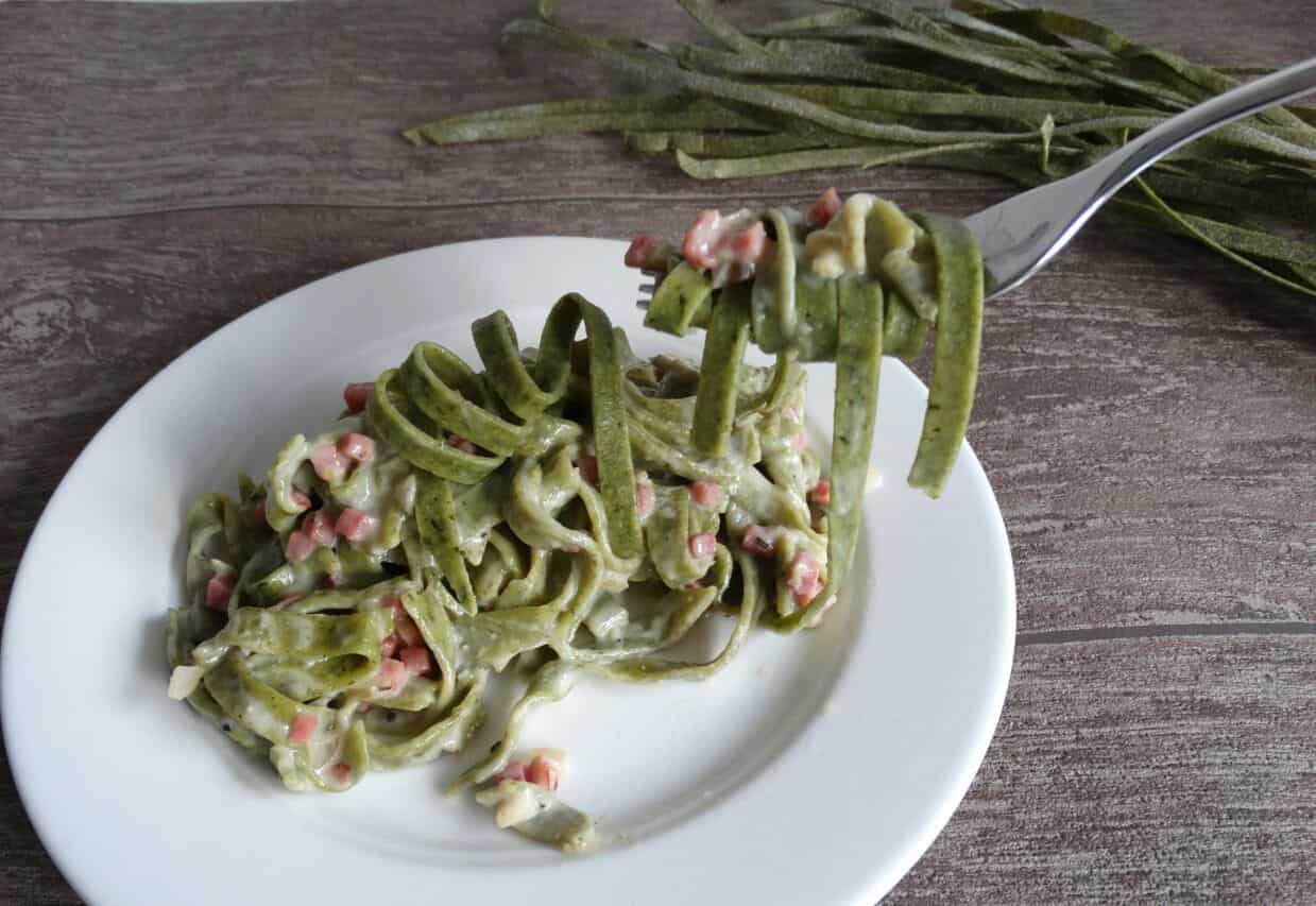 Grünkohlpasta mit Schinken-Weißwein-Soße von den [Foodistas]