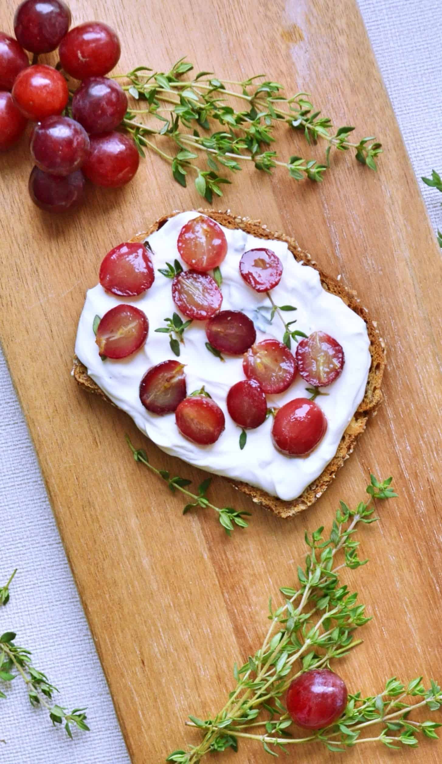 Ziegenfrischkäsestulle und dazu gegrillte Trauben von den [Foodistas]