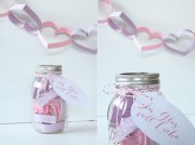 Herzchengirlande und ein Glas voll Liebe