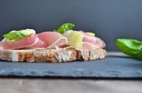 Artischocken-Schinken-Stulle mit Pestofrischkäse von den [Foodistas]