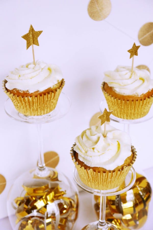 Vanille-Cupcakes mit Himbeerfüllung und Prosecco-Topping von den [Foodistas]