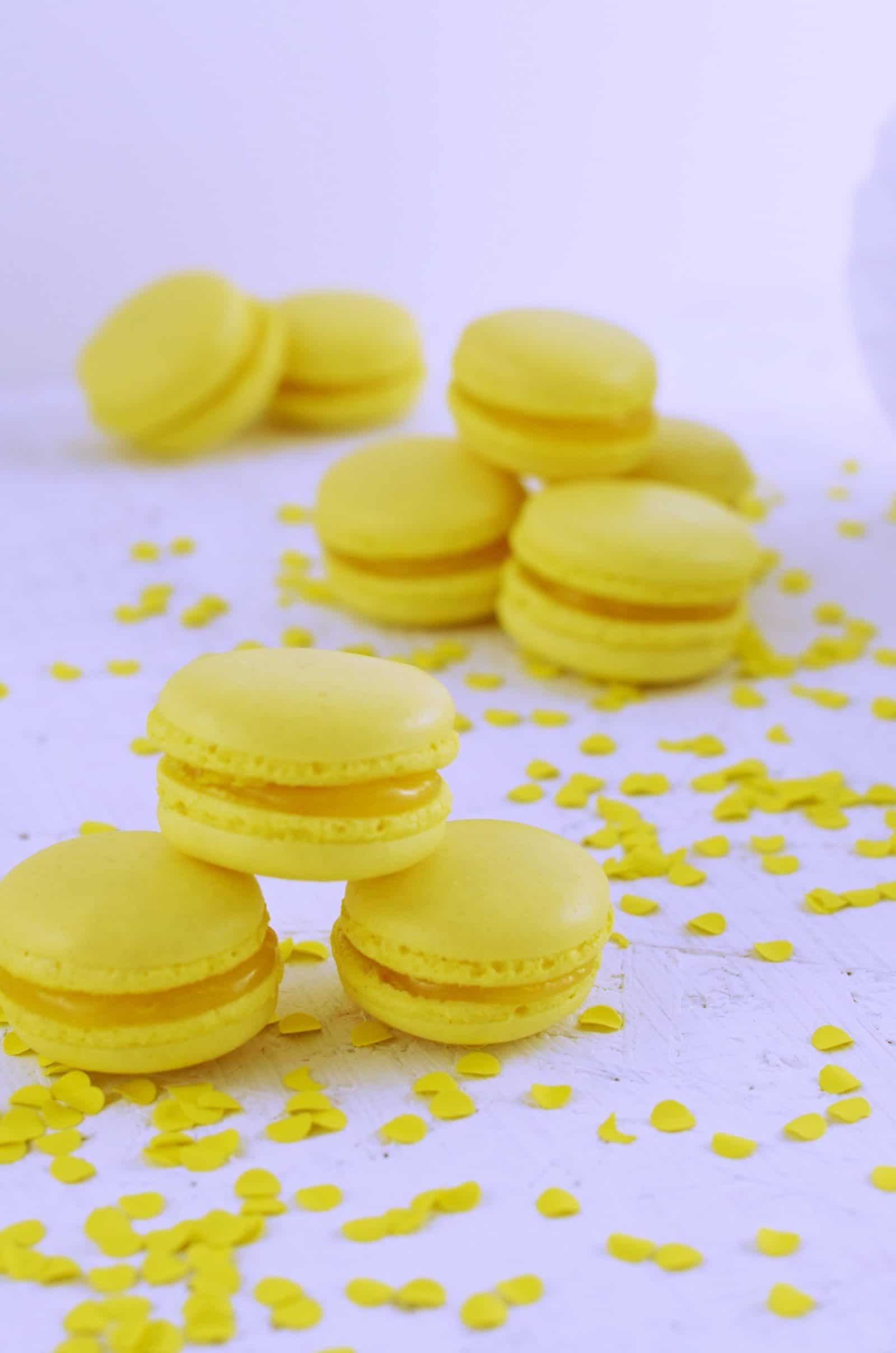Konfetti Macarons mit Lemon Curd von den [Foodistas]