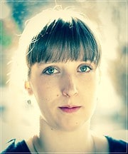 Nahaufnahme einer jungen Frau mit blauen Augen und dunklem Haar, die für Handmade Kultur fotografiert wurde, mit Fokus auf authentische Handwerkskunst und kreative Inspiration.
