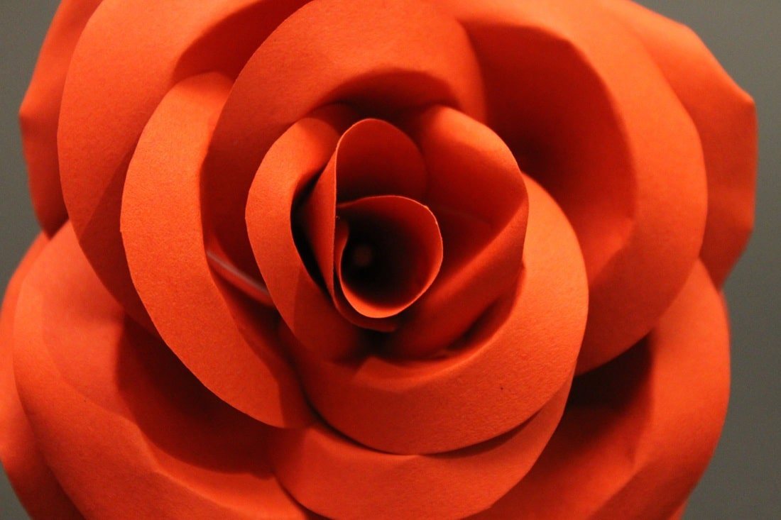 Echt wirkende Papierrosen