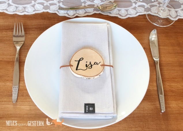DIY – Platzkarten aus Holzscheiben