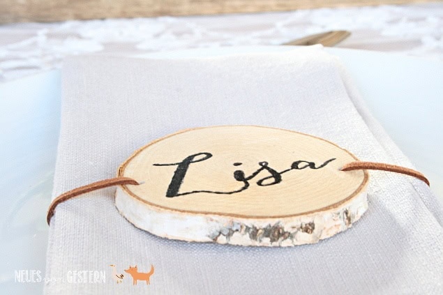 DIY – Platzkarten aus Holzscheiben