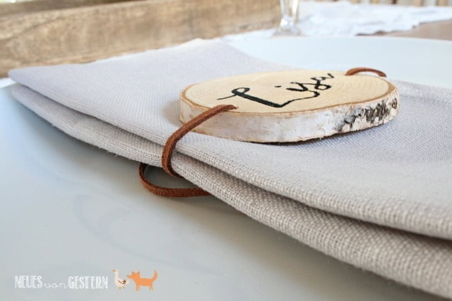 DIY – Platzkarten aus Holzscheiben