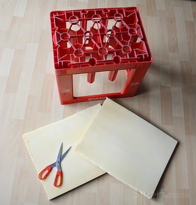 Hochwertiger DIY Hocker aus recycelter Getränkekiste, mit Schaumstoffpolsterung, ideal für nachhaltiges Upcycling im Wohnbereich.