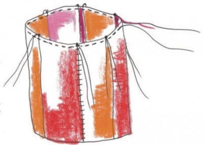 Skizze einer handgefertigten Mütze mit bunten Streifen in Orange, Rot und Lila, zeigt Nähte und Strickdetails, passend für kreative Handarbeit und Mode.