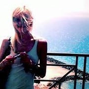 Frau mit Sonnenbrille und weißen Kleid, Blick auf das Meer, kreative Handwerkskunst, nachhaltige Produkte, Kunsthandwerk, Handmade Kultur, Inspiration, Sommer, Natur, Lifestyle.