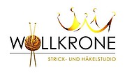 Wollkrone Logo mit einer Wollknäuel und Stricknadeln, verbunden mit einem stilisierten Kronen-Design, für kreative Handarbeit und Strickkunst.
