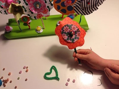 Bunte Papierblumen und Papierherz, handgefertigt, für Frühlingsdekoration, kreative Bastelarbeit, Handmade Kultur, Frühlingskunst, Papierkunst, Frühlingsdeko, DIY.