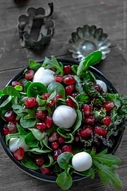 Leckerer Flower Sprout Salat mit Granatapfel und Blaubeer-Creme-Essig