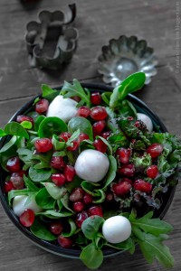 Leckerer Flower Sprout Salat mit Granatapfel und Blaubeer-Creme-Essig