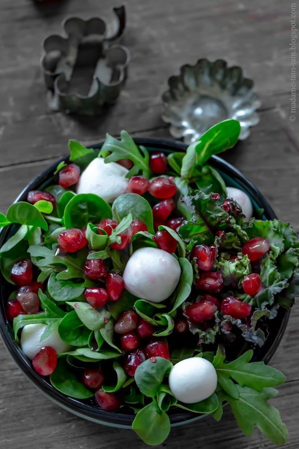 Leckerer Flower Sprout Salat mit Granatapfel und Blaubeer-Creme-Essig ...